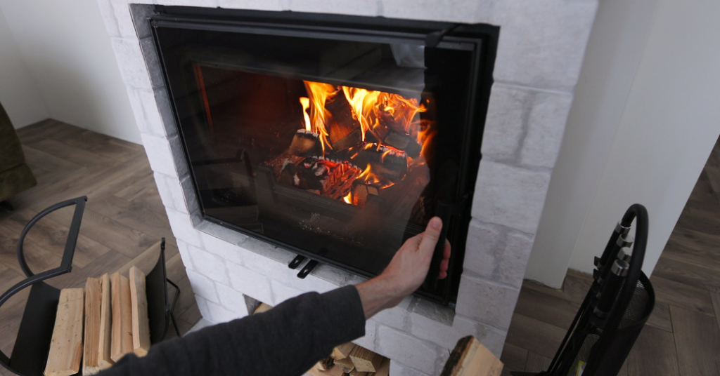 Comment nettoyer la vitre de son poêle à bois sans l'abîmer