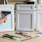 Changer le revêtement de ses meubles de cuisine : adhésif, peinture ou film, lequel choisir et comment poser