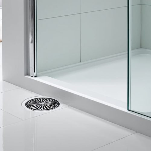 Choisir une bonde pour receveur de douche extra-plat : hauteur minimale, débit et marques fiables